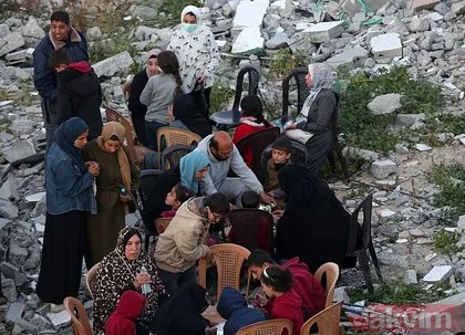 Gazzeliler katil İsrail’in bombaladığı evlerinin enkazı üstünde ilk iftarını yaptı! Soykırımcı kirli aşiret planı: Amaç kaos oluşturmak