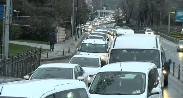 SON DAKİKA: Kısıtlama sonrası haftanın ilk iş günü İstanbul'da trafik yoğunluğu-2