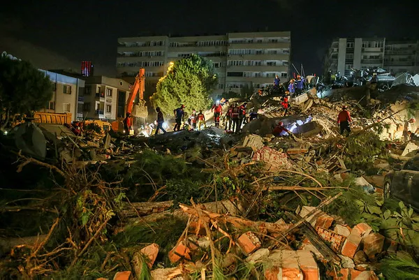 izmir-depreminin-ardindan-enkaz-altindaki-cocuktan-kurtarma-personeline-abi-sen-gitme-1604091098032.jpg İzmir depreminin ardından enkaz altındaki çocuktan kurtarma personeline: Abi sen gitme…-5