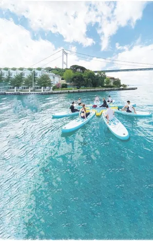 Cemiyet dünyasının yeni modası 'kano'! Lüks yatlarını bırakıp Boğaz’da kürek çekiyorlar