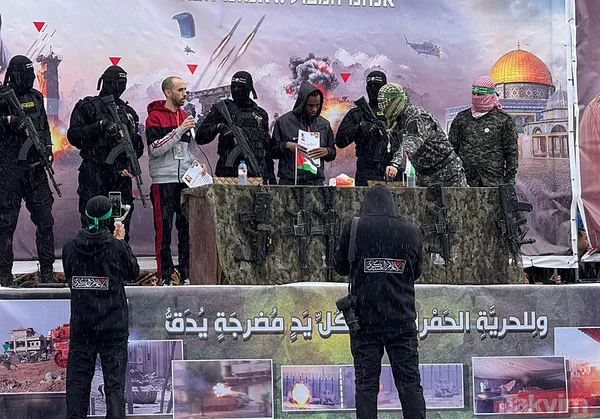 Kassam Tugayları’ndan takas alanında dünyaya mesaj: Ayakkabılarınızı çıkarın - 4