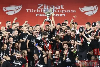Ziraat Türkiye Kupası’nı kazanan Beşiktaş kupayı kaldırdı! İşte kutlamalardan kareler...