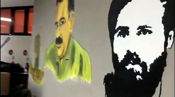 chpli-esenyurt-belediye-baskani-teroristbasi-ocalanin-posterinin-oldugu-hdp-ilce-baskanligini-ziyaret-etmis-1611603904274.jpg CHP'li Esenyurt Belediye Başkanı Kemal Deniz Bozkurt, teröristbaşı Öcalan'ın posterinin olduğu HDP İlçe Başkanlığı'nı ziyaret etmiş-2