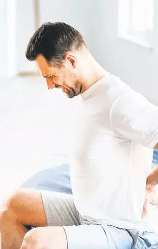 Sırt ağrısı, idrarda kan ve mide bulantısı! Böbrek taşında yapılması gerekenler...