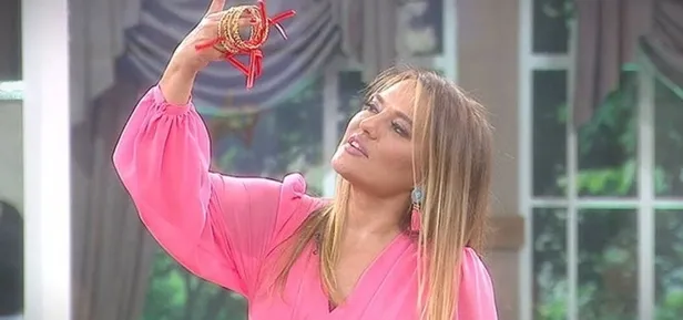 gelinim-mutfakta-demet-akalin-neden-ayrildi-18-ekim-gelinim-mutfakta-demet-akalin-bugun-neden-yok-nerede-1634547465107.jpg Gelinim Mutfakta Demet Akalın neden ayrıldı? 18 Ekim Gelinim Mutfakta Demet Akalın bugün neden yok, nerede?-2