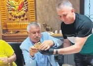 İki kaburgası kırık denilen CHPli Zeydan Karalar kaburga sofrasında yakalandı!