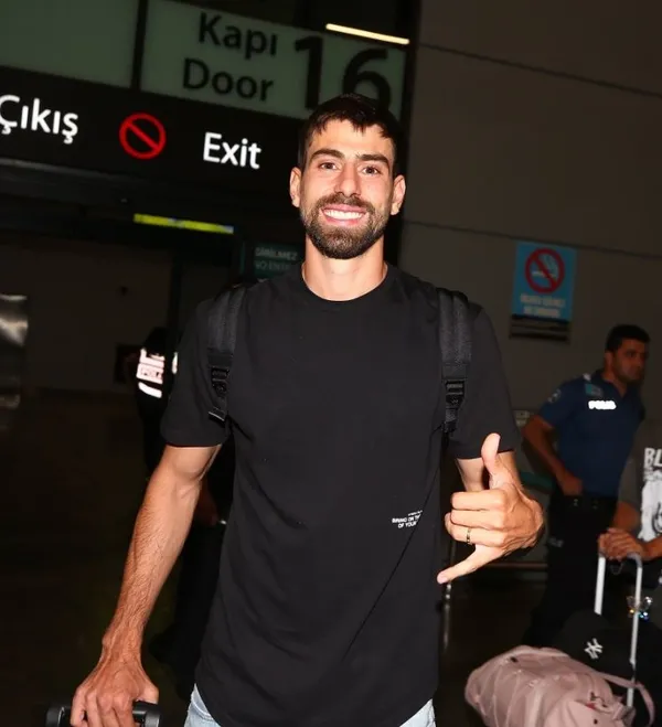 fenerbahcenin-yeni-transferi-luan-peres-oyuncu-istanbula-indi-1659040027088.jpg Fenerbahçe'nin yeni transferi Luan Peres! Oyuncu İstanbul'a indi-2