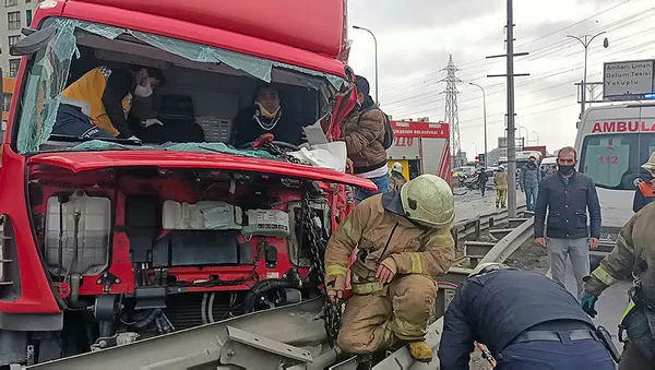 son-dakika-esenyurt-tem-baglanti-yolunda-feci-kaza-trafik-kilitlendi-1614772481954.jpg SON DAKİKA! Esenyurt TEM bağlantı yolunda feci kaza! Trafik kilitlendi-4