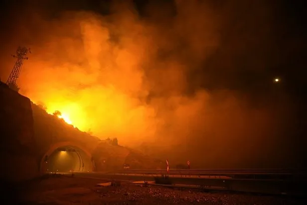 mersindeki-orman-yangininda-son-durum-alevler-karayoluna-ulasti-mudahale-11-ucak-29-helikopter-138-arazoz-15-d-1662590347688.jpg Mersin’deki orman yangınında son durum: Alevler karayoluna ulaştı, müdahale 11 uçak, 29 helikopter, 138 arazöz, 15 dozer, 850 personel ile devam ediyor-5