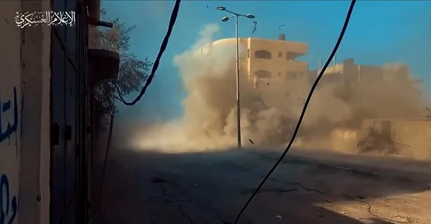 Kassam Tugayları katil İsrail ordusunun araçlarını vurdu! Hamas, İsrail tankına bayrağını dikti