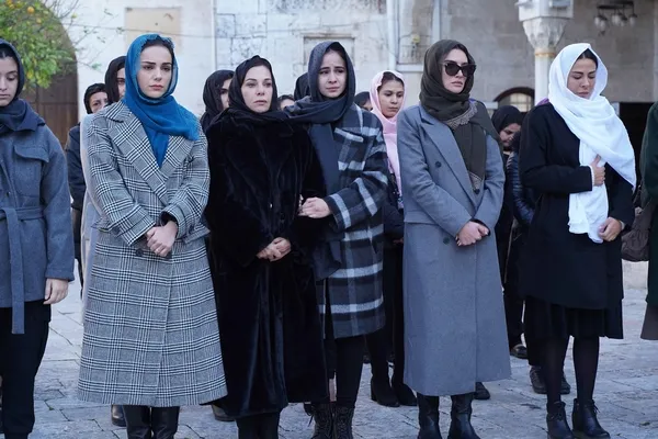 ayaklar-bas-oldu-kalp-yarasi-27-bolum-2-fragmaninda-azadeye-buyuk-sok-sen-ne-ariyorsun-burada-1641422578397.jpg Ayaklar baş oldu! Kalp Yarası 27. bölüm 2. fragmanında Azade’ye büyük şok: Sen ne arıyorsun burada?-5