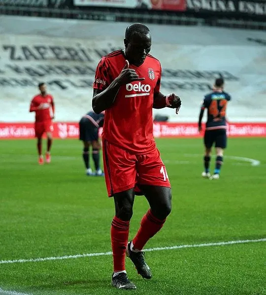 adi-fenerbahce-transferiyle-gundemde-olan-aboubakara-surpriz-telefon-dunya-kupasinda-yildizi-parlayan-golcunun-1671877455525.jpeg Adı Fenerbahçe transferiyle gündemde olan Vincent Aboubakar'a sürpriz telefon! Dünya Kupası'nda yıldızı parlayan golcünün planı!-5