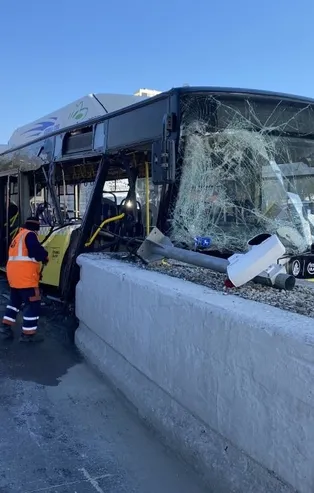 İETT yine başrolde! Faciadan dönüldü: Otobüs gişe betonlarına çarptı