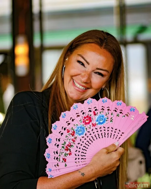 Pınar Altuğ siyah bikinisiyle teknede görüntülendi! Eşi Yağmur Atacan ve kızı Su Atacan ile tatil hallerine bakın... - 3