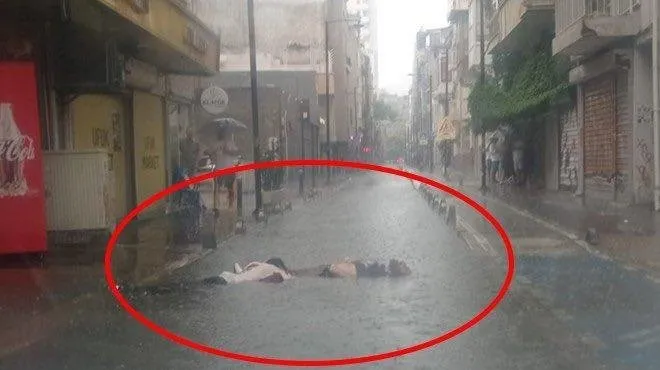 izmirde-2-kisinin-hayatini-kaybettigi-elektrik-akimi-olayinda-yeni-gelisme-27-supheli-adliyeye-sevk-edildi-1721288044662.jpeg İki kişinin ölümüne neden olan elektrik kablosunun mazgalın bitişiğinde açıkta durduğu görüldü.