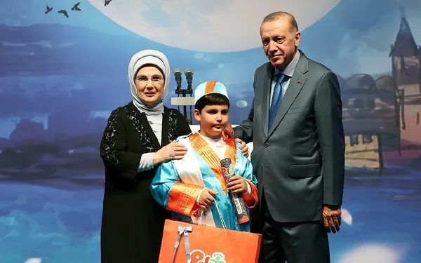baskan-erdogan-torununun-mezuniyet-torenine-katildi-1687040863801.jpeg