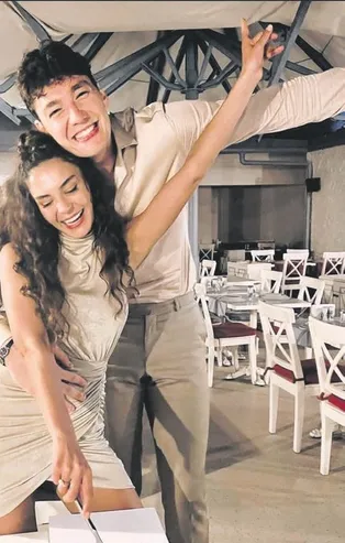 Ebru Şahin ve Cedi Osman çifti her ay düzenli olarak maddi durumu yetersiz olan öğrencilere yardım eli uzatıyor