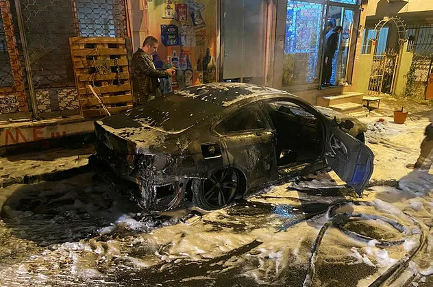Fatih'de park halindeki lüks otomobil alev alev yandı