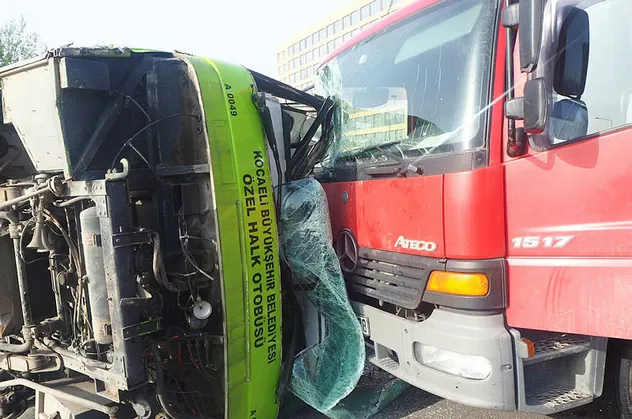 Kocaeli'de zincirleme kaza! Trafik felç oldu