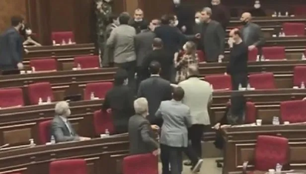 Azerbaycan yenilgisinin ardından Ermenistan paramparça! Meclis karıştı tokatlar havada uçuştu