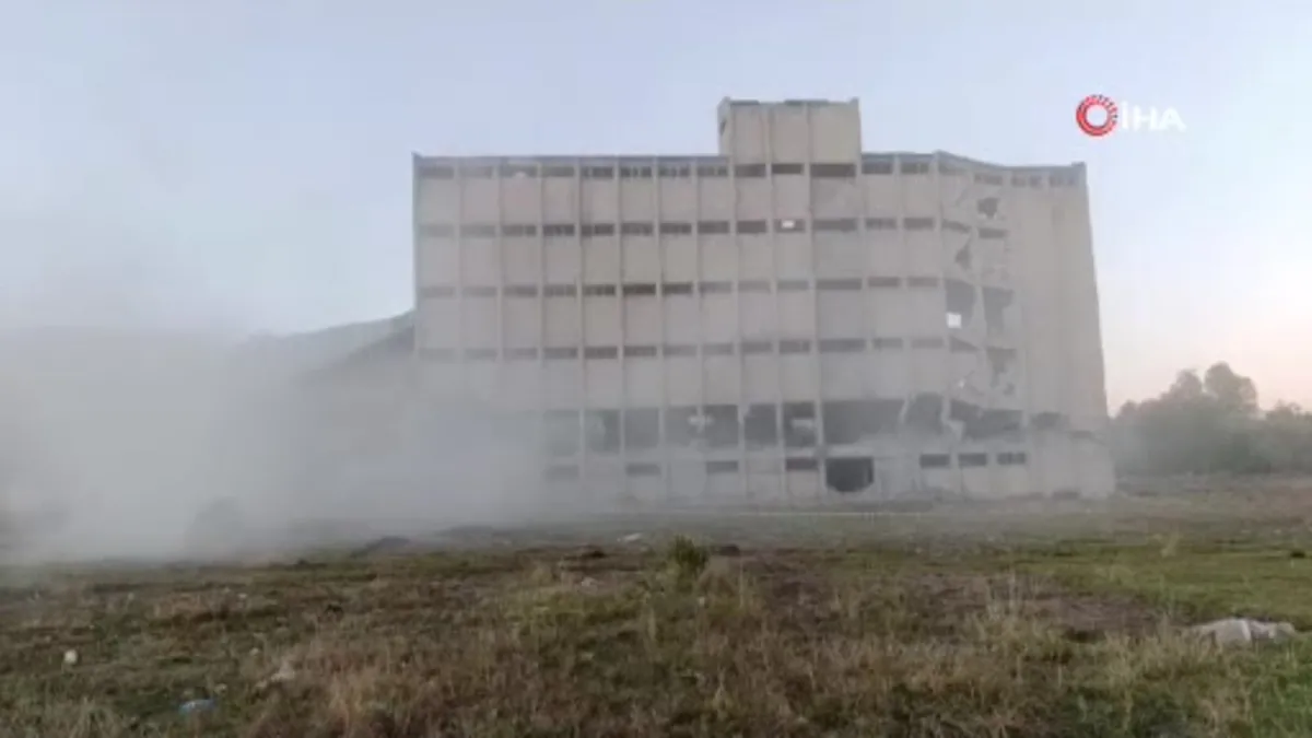 30 yıllık ruhsatsız un fabrikası yıktırıldı