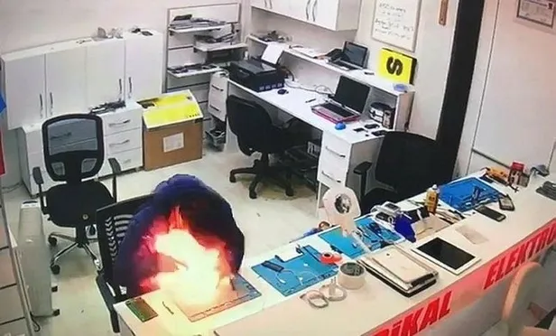 tamir-etmeye-calistigi-telefon-bomba-gibi-patladi-1579717364317.jpeg Tamir etmeye çalıştığı telefon bomba gibi patladı!-1