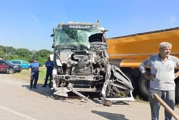 İşçi servisi ile kamyon çarpıştı