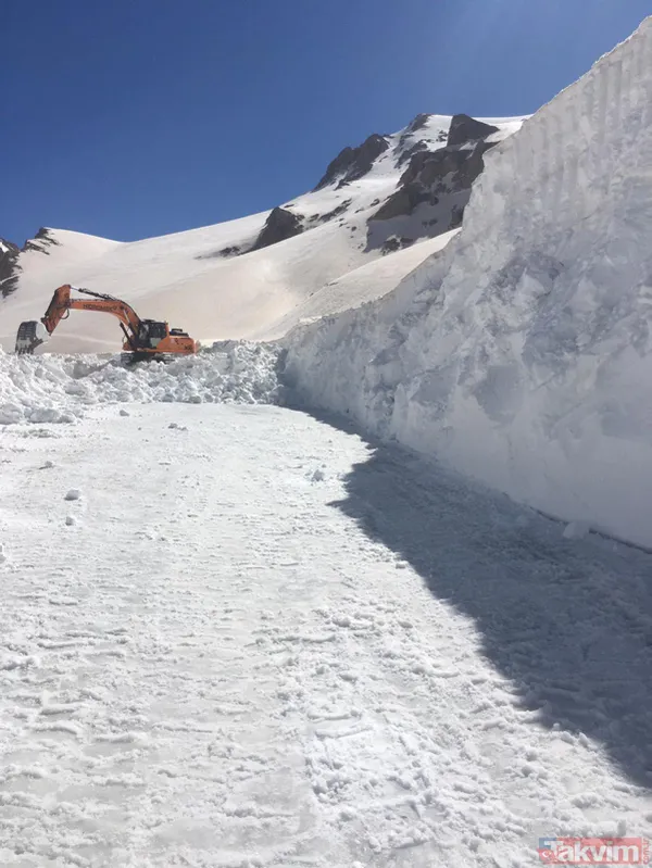 Kar nedeniyle kapalı olan Van-Bahçesaray yolunu açmak için Nisan ortasında ekipler çalışıyor - 11