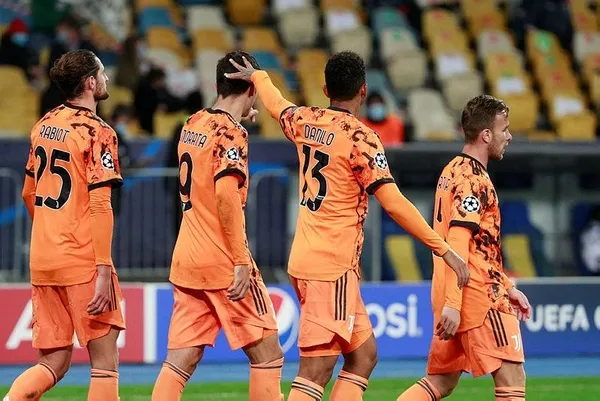 Bu kare çok konuşulur! UEFA Şampiyonlar Ligi'nde Andrea Pirlo ilk maçında ilk hocası Lucescu'ya acımadı-2