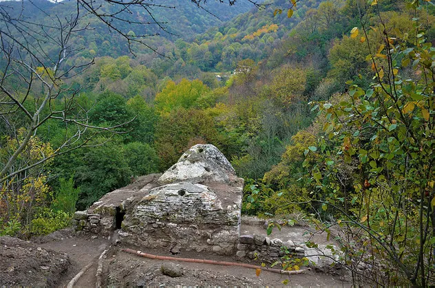 Toprak altında bulundu! Defineciler göbek taşını bile parçalamış! Tarihi hamam yapısıyla mest ediyor