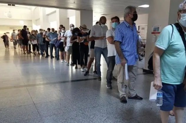 Antalya'da vatandaşlar, koronavirüsten korunmak için yüzlerce metrelik aşı kuyruğu oluşturdu