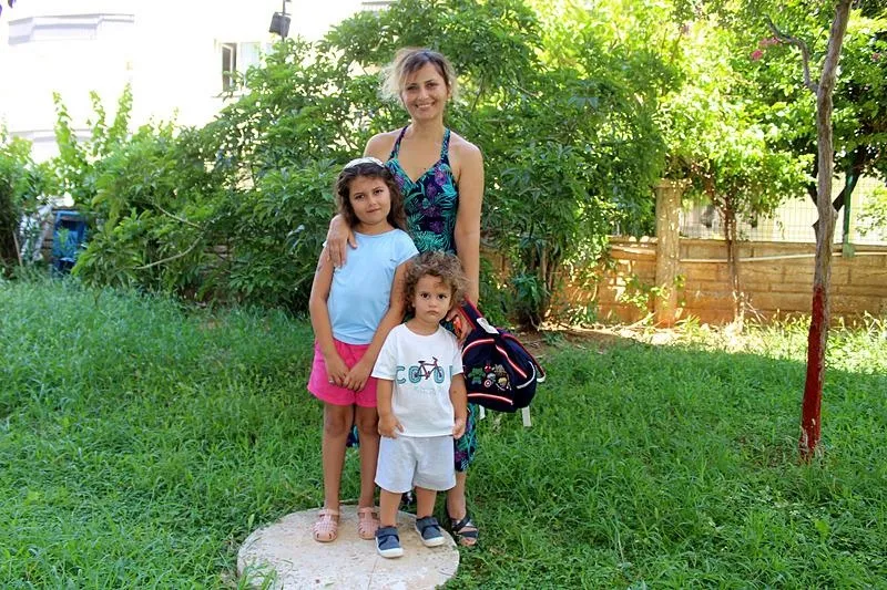 Öykü Arin, annesi ve kardeşi. 