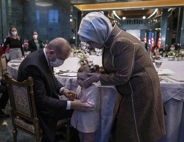 baskan-erdogan-ve-esi-emine-erdogandan-saglik-ve-sosyal-hizmet-calisani-kadinlarla-aksam-yemegi-1615233684284.jpeg Başkan Erdoğan ve eşi Emine Erdoğan'dan sağlık ve sosyal hizmet çalışanı kadınlarla akşam yemeği!-4