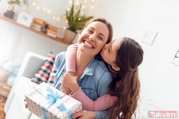 Anneler Günü Mesajları Kelimelerle Anlatılamayan Fedakarlık Ve Karşılıksız Sevgiyi Tarif Et Desen Bana Herhalde Sadece "Anne" Derdim. Anneler Günün Kutlu Olsun...