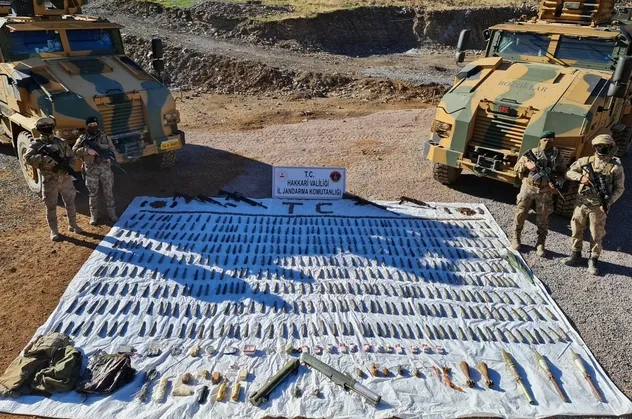 PKK/KCK bölücü terör örgütüne darbe! Hakkari kırsalında cephanelik ele geçirildi