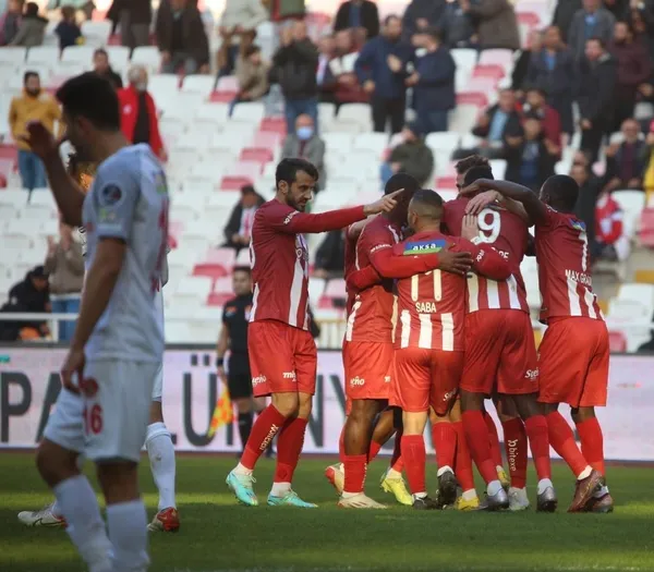sivasspor-umraniyespor-macinda-puanlar-paylasildi-2-2-1668261708672.jpeg Sivasspor - Ümraniyespor maçında puanlar paylaşıldı: 2-2-6