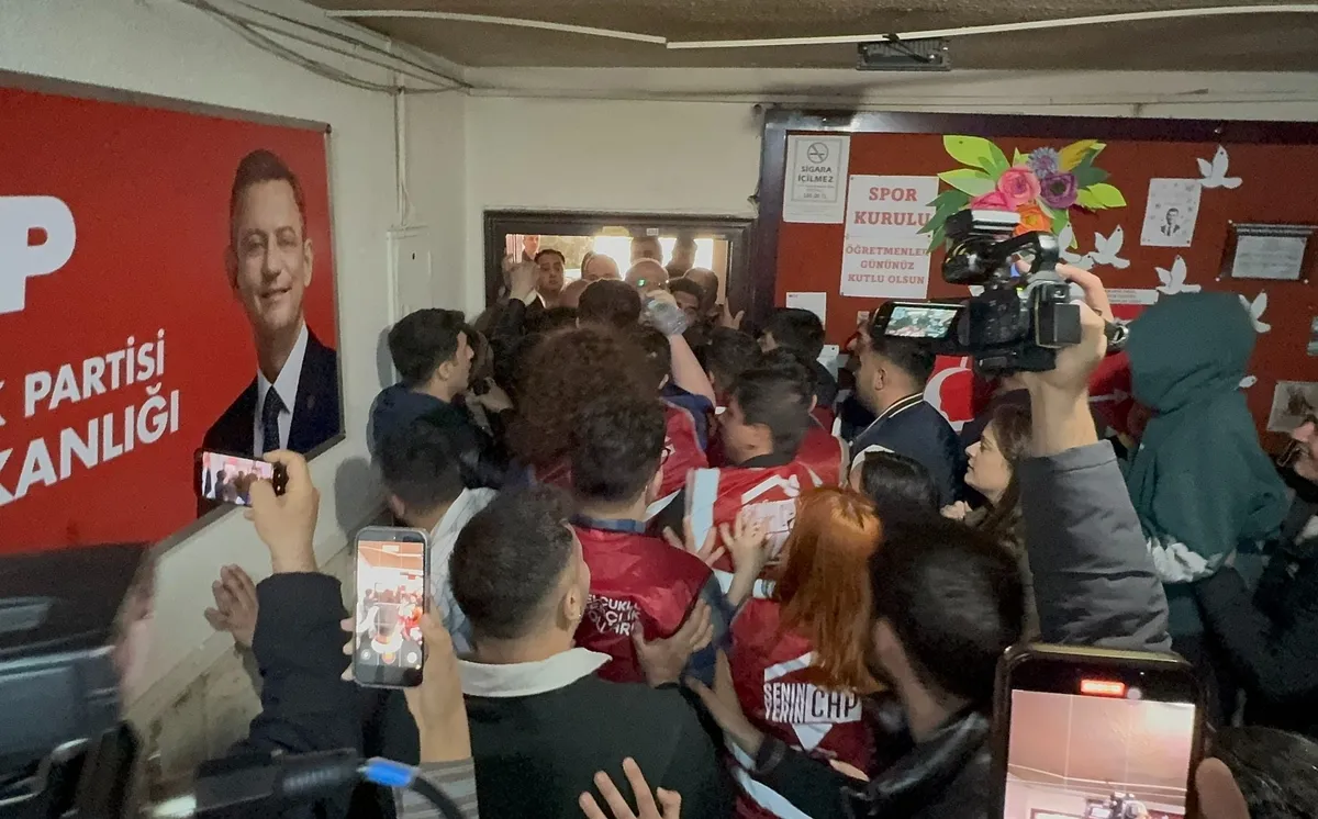 chpde-mezar-tasli-protesto-parti-binasi-onunde-yumruklu-gerilim-1777131459705.jpeg CHP’de mezar taşlı protesto! Parti binası önünde yumruklu arbede-2