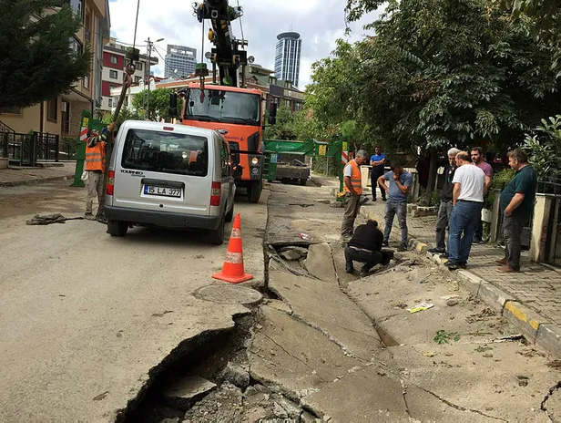 İstanbul'da yol çöktü! Araçlar çukura düştü-1