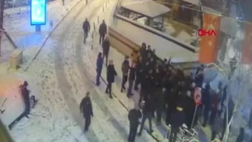 Beyoğlu’nda 6 kişinin yaralandığı silahlı kartopu kavgasının detayları ortaya çıktı! İçlerinde taş mı vardı?
