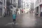 İstanbul'da etkili olan yağış sonrası İstiklal Caddesi ve Gülhane Parkı göle döndü! E-5'te sürücüler ilerleyemedi