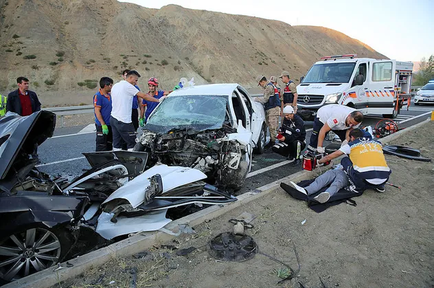 Son dakika: Erzincan'da katliam gibi kaza! 7 ölü, 3 yaralı