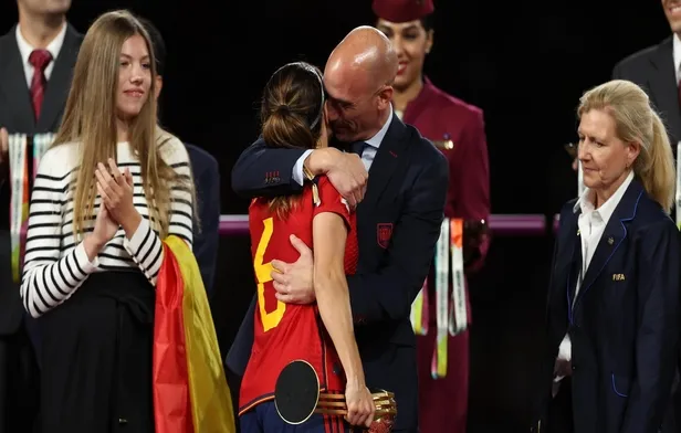 ispanyayi-karistiran-opucuk-basbakan-sanchez-topa-girdi-1692708829474.jpeg İspanya'yı karıştıran öpücük! Başbakan Sanchez topa girdi-2