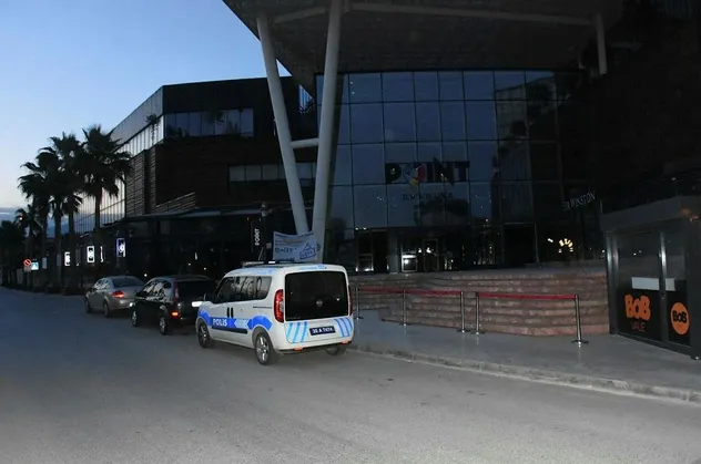 Son dakika: İzmir'de AVM'ye pompalı tüfekle saldırı