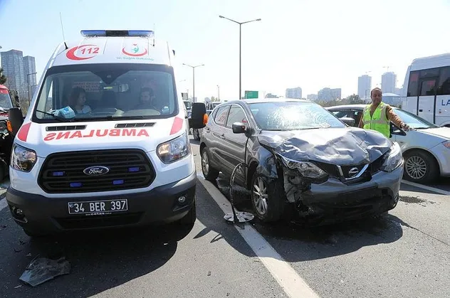 Son dakika: Tem Otoyolu Ümraniye Mevkiinde Zincirleme Kaza: 3 Yaralı