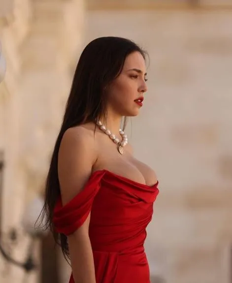 Aygün Aydın kırmızı odasında bornozunu çıkardı milyonlarla paylaştı! Hakan Sabancı'ya bela olan Aygün Aydın...-6