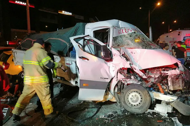 İzmir'de zincirleme kaza! 4 kişi yaralandı
