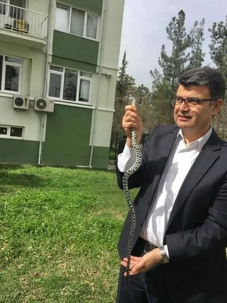 Bahçesinde yakaladığı yılanı serbest bıraktı!-4