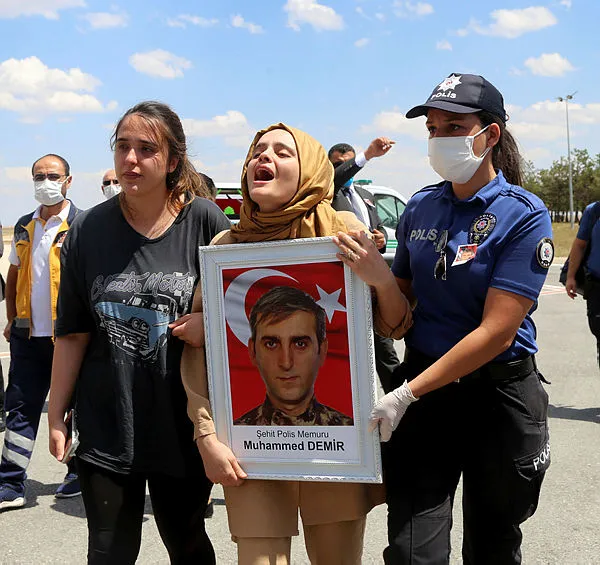 Siirt'te PKK ile çatışmada şehit düşen Özel Harekat polisi Muhammed Demir'in eşi yürekler dağladı: Ağlamayın o gülerek gitti...-1
