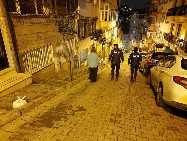 besiktasta-sinir-krizi-geciren-bir-kisi-kendisini-bicakladi-1617657484626.jpeg Beşiktaş'ta sinir krizi geçiren bir kişi kendisini bıçakladı!-3