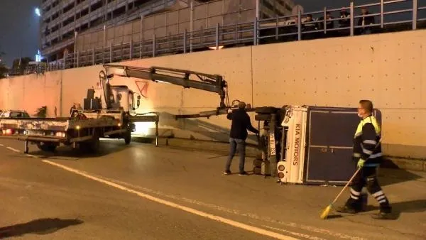 Bayrampaşa'da otomobilin çarptığı sebze yüklü kamyon devrildi: Yaralılar var-4